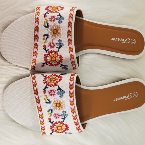 HOST PICK! NIB FOREVER FLORAL SANDALS SIZE 8.5 - Picture 1 of 6